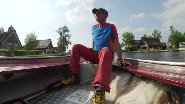 Marinaio naviga sui canali in Olanda
