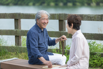 将棋をする老夫婦
