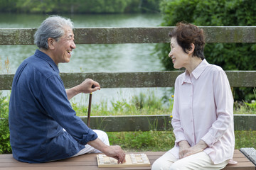 将棋をする老夫婦