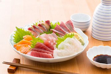 刺身の盛合せと日本酒