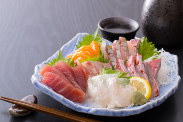 刺身の盛合せと日本酒