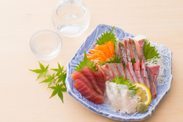 刺身の盛合せと冷酒