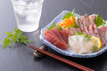 刺身の盛合せと焼酎