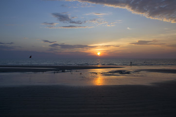 Obraz premium Beautiful landscape an orange sunset at the sea 