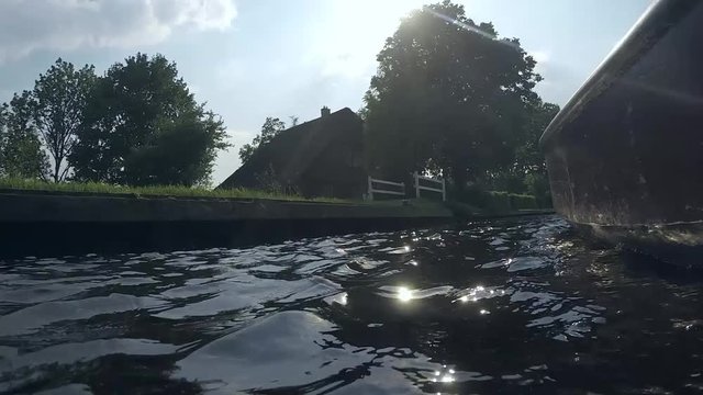 Navigazione in Olanda con la barca nei canali