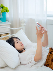 Obraz na płótnie Canvas young woman make selfie on bed