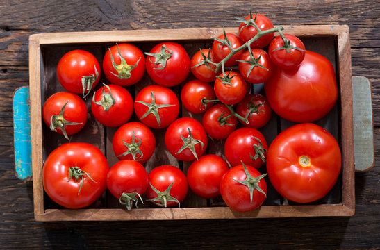 fresh tomatoes in wooden box