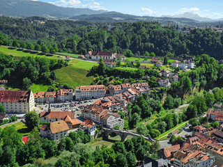 Vue sur la basse ville de Fribourg et le monastère de Montorge, Suisse