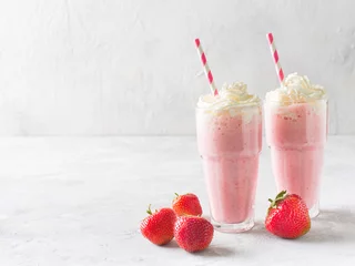 Fotobehang Milkshake Aardbeienmilkshake of smoothie en verse rauwe bessen