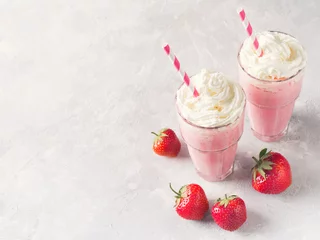 Photo sur Plexiglas Milk-shake Strawberry milkshake or smoothie and fresh raw berries