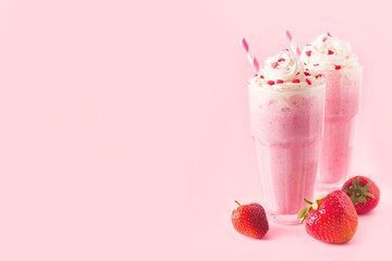 Milkshake ou smoothie aux fraises et baies crues fraîches