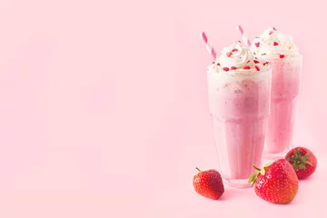 Papier Peint photo autocollant Milk-shake Milkshake ou smoothie aux fraises et baies crues fraîches
