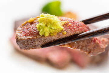 ワサビで食べるステーキ