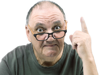 Obraz premium portrait vieil homme perplexe de face doigt en l'air sur fond blanc