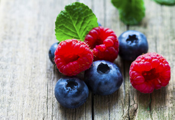 Seamless pattern with raspberry, blueberry and blackberry