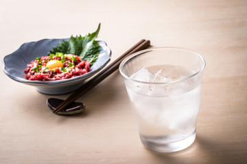 焼酎と馬肉ユッケ