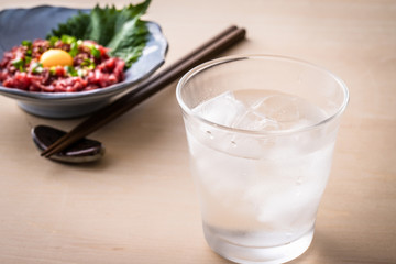 焼酎と馬肉ユッケ