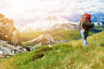 Mann beim Wandern in den Alpen im Sommer