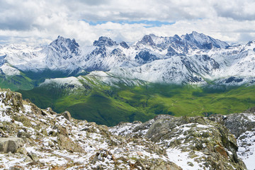 Fototapeta na wymiar Schneegrenze in den Bergen der Alpen