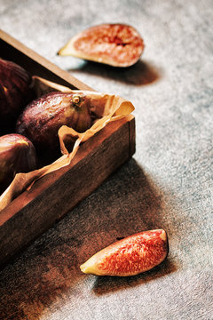 Fresh figs macro in a box