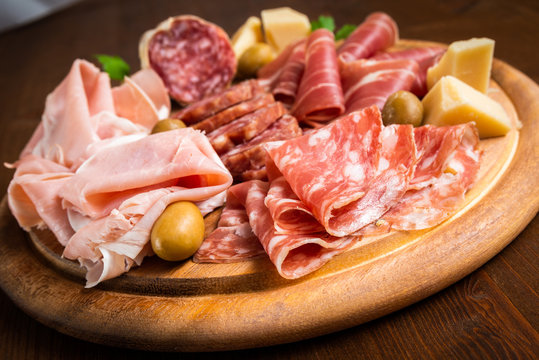 Tagliere con salame, prosciutto crudo, prosciutto cotto e formaggio grana