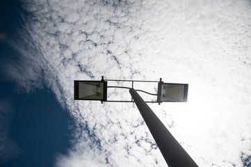 moderne LED Lampe energiesparende kommunale Stadtwerke Beleuchtung Straßenlaterne im Himmel