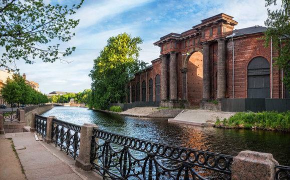Арка Новой Голландии в Санкт-Петербурге и река Мойка Arch of the brick building of New Holland