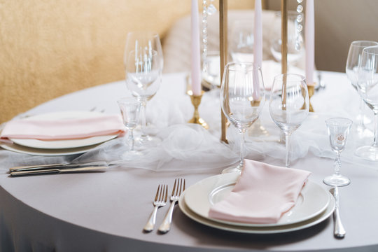 Elegant table setting with crystals and veil