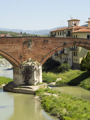 Fototapeta na wymiar Toscana,Pontassieve,il ponte mediceo.