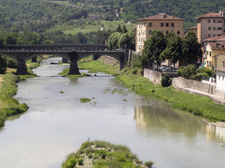 Fototapeta na wymiar Toscana,Pontassieve, il fiume Sieve e il paese.