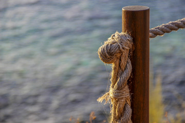 nudo marinero en poste de madera en el mar