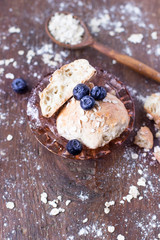 печенье с овсянными хлопьми на деревянном фоне