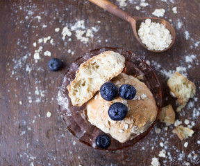 овсянное печенье стоит на деревянном столе