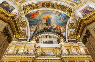 Fototapeta na wymiar The dome of St. Isaac's Cathedral in St. Petersburg. Russia