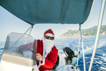 Santa Claus driving a boat on the sea © de Art