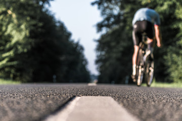 Rennradfaher im Sommer bei Sonnenuntergang