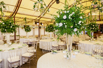 decorating flowers with a wedding celebration