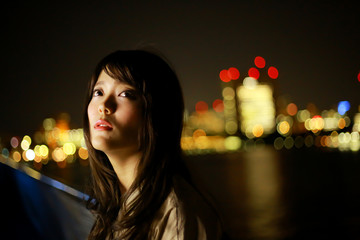 夜景と女性
