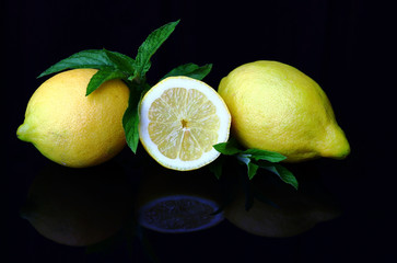 Frische Zitronen mit Pfefferminze