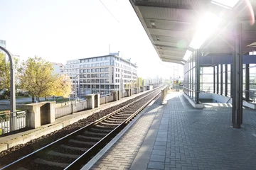 Fotobehang Treinstation mooi modern leeg treinstation in het zonlicht van zonsondergang