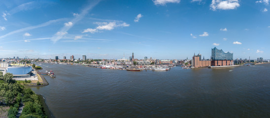 Panorama von Hamburg mit Elbphilharmonie und Landungsbrücken