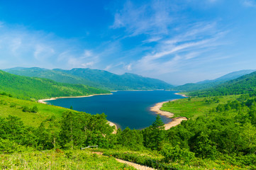 朝靄の野反湖