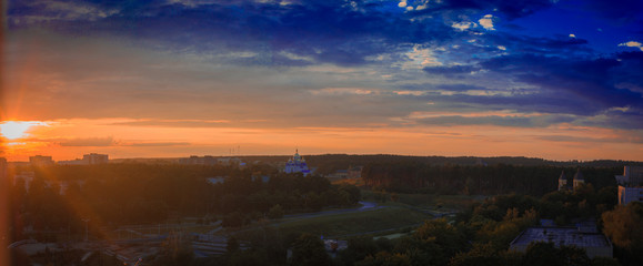 Sunset - the rays of the sun glide through the city