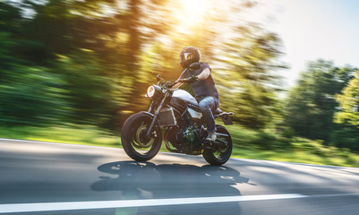 Fototapeta premium motocykl na drodze. zabawy na pustej drodze podczas wycieczki motocyklowej / podróży