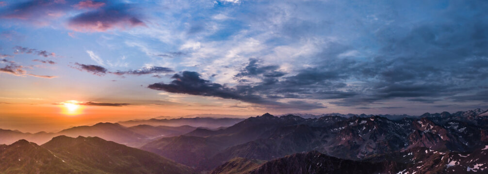 Panorama de la cha&icirc;ne des Pyr&eacute;n&eacute;es au lev&eacute; du jour