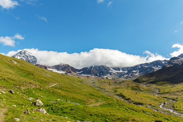 Fototapeta na wymiar Gran Zebrù (3.851) - Vista della Val Cedec e del Rifugio Pizzini