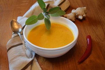 Sommer-Suppe aus saisonalen, frischen Zutaten