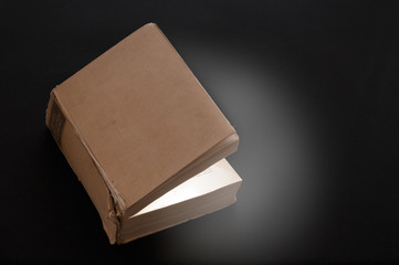 offenes buch auf schwarzem hintergrund