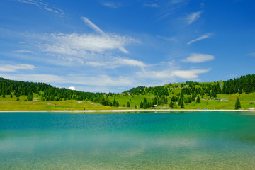 Panorami di un bellissimo laghetto di montagna color smeraldo in una giornata estiva di sole; Folgaria - Passo Coe - Trentino Alto Adige - Italia - obrazy, fototapety, plakaty