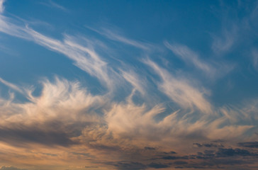 Obraz premium Beautiful clouds at sunset, warm summer evening